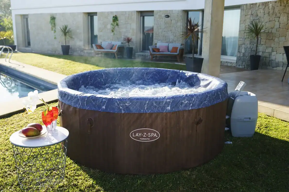 Luxuriöser Lay-Z Spa Toronto AirJet Aufbau-Spa für 7 Personen.