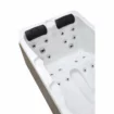 Luxuriöses 3-Personen-Spa mit Massagedüsen und Kopfstützen.