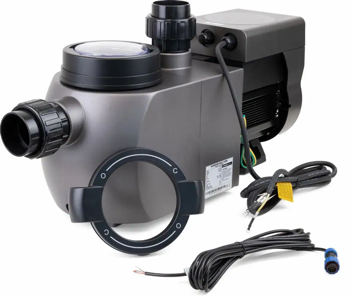 Filterpumpe für Poolwasser mit Anschlüssen und Kabeln.