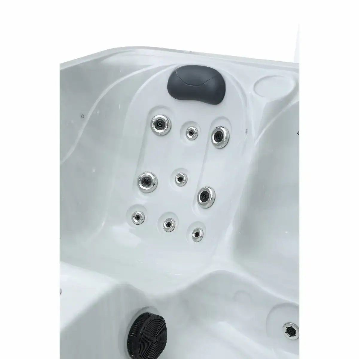 Luxuriöser Spa-Whirlpool mit mehreren Düsen und Kopfstütze für Entspannung.