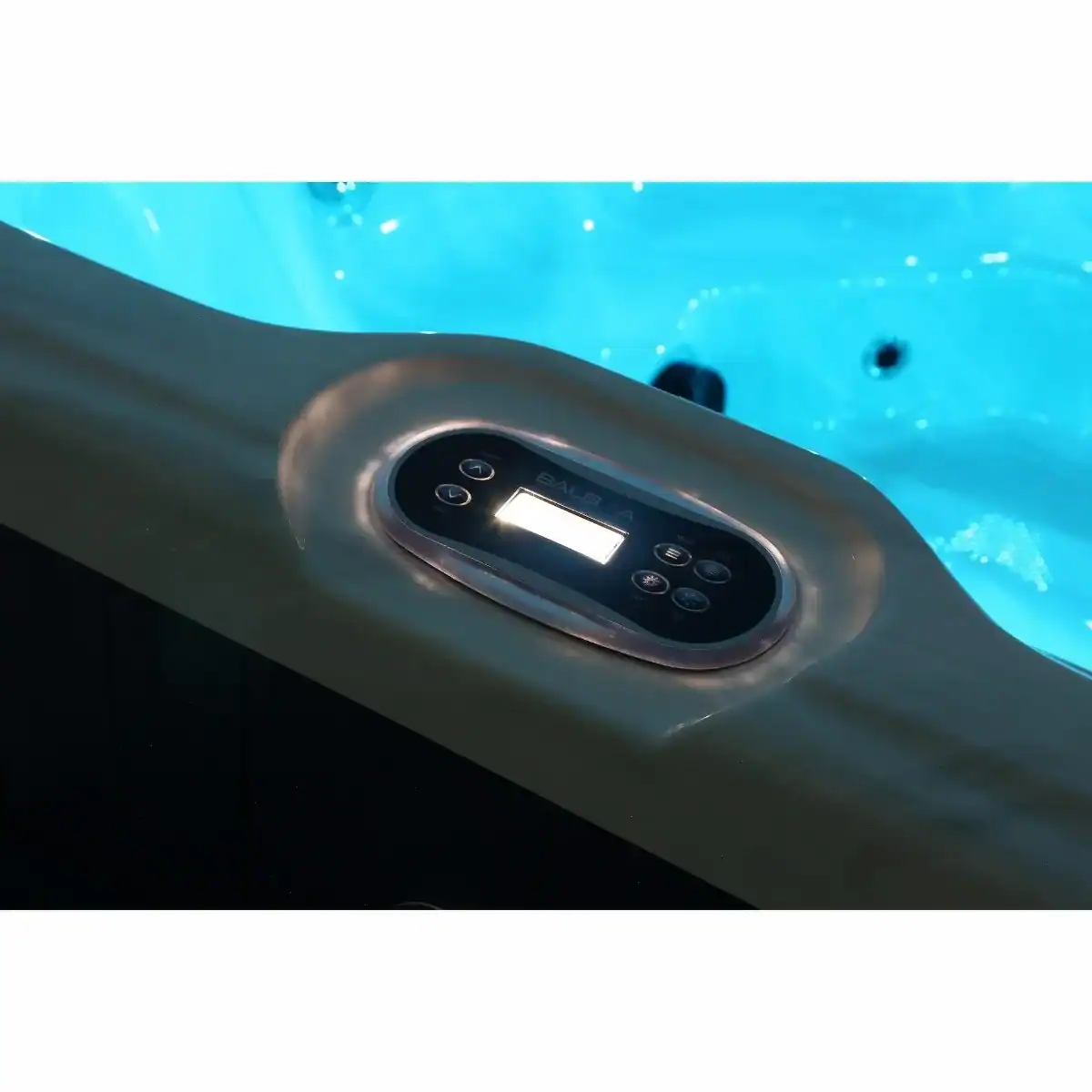 Whirlpool mit digitalem Bedienfeld im Pool.