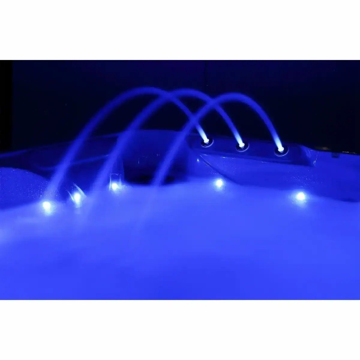 Wasserfontäne mit blauer LED-Beleuchtung zur Pooldekoration.