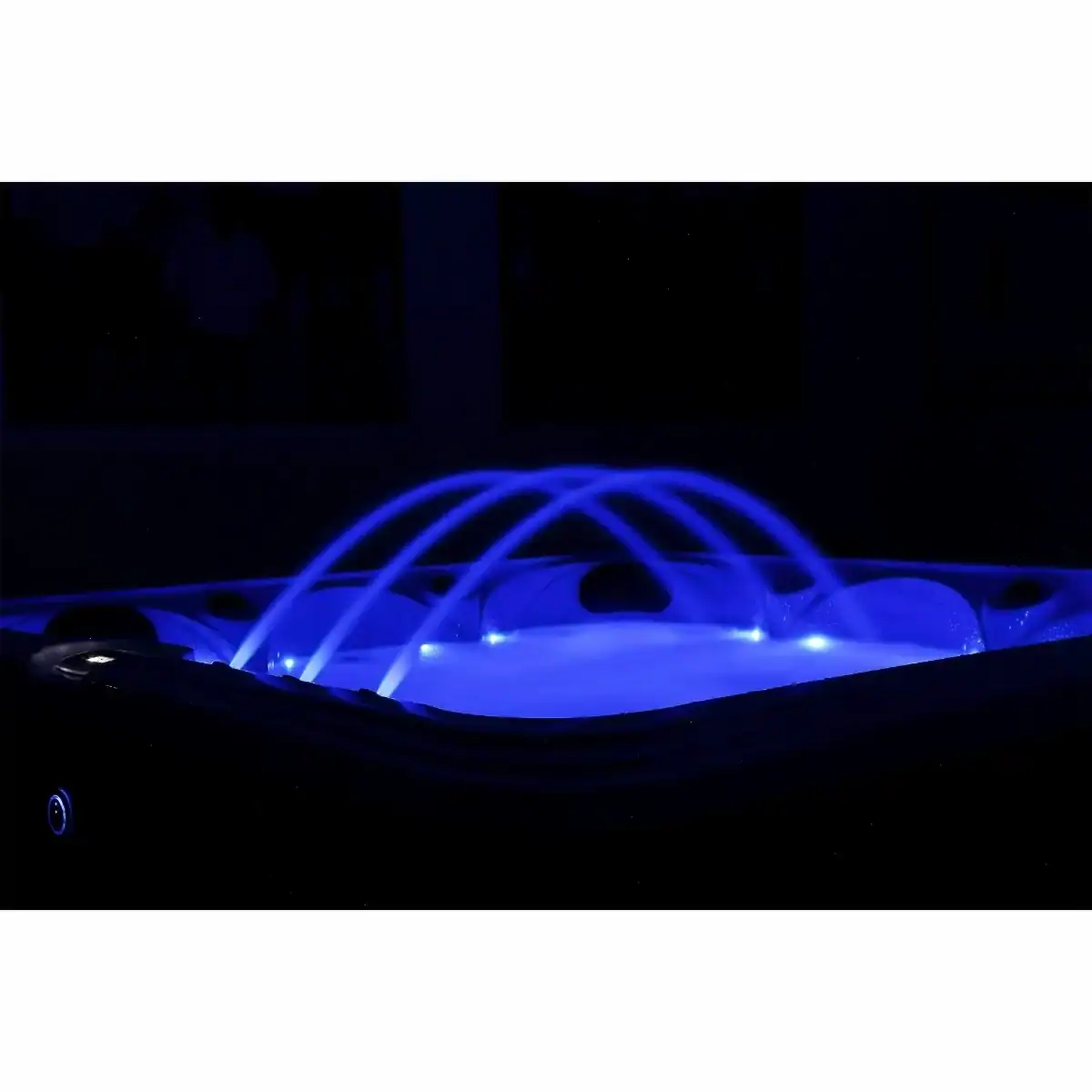 LED-beleuchteter Whirlpool für Entspannung und Ambiente.