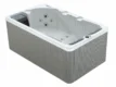 3-Personen-Hot-Tub mit Massagedüsen und Holzverkleidung.