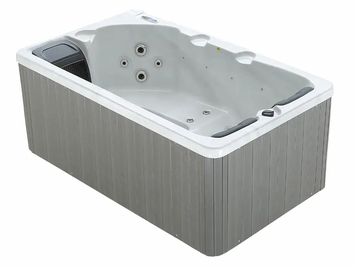3-Personen-Hot-Tub mit Massagedüsen und Holzverkleidung.