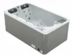 Luxuriöser 3-Personen-Hot-Tub mit Massagedüsen und Holzaußenverkleidung.