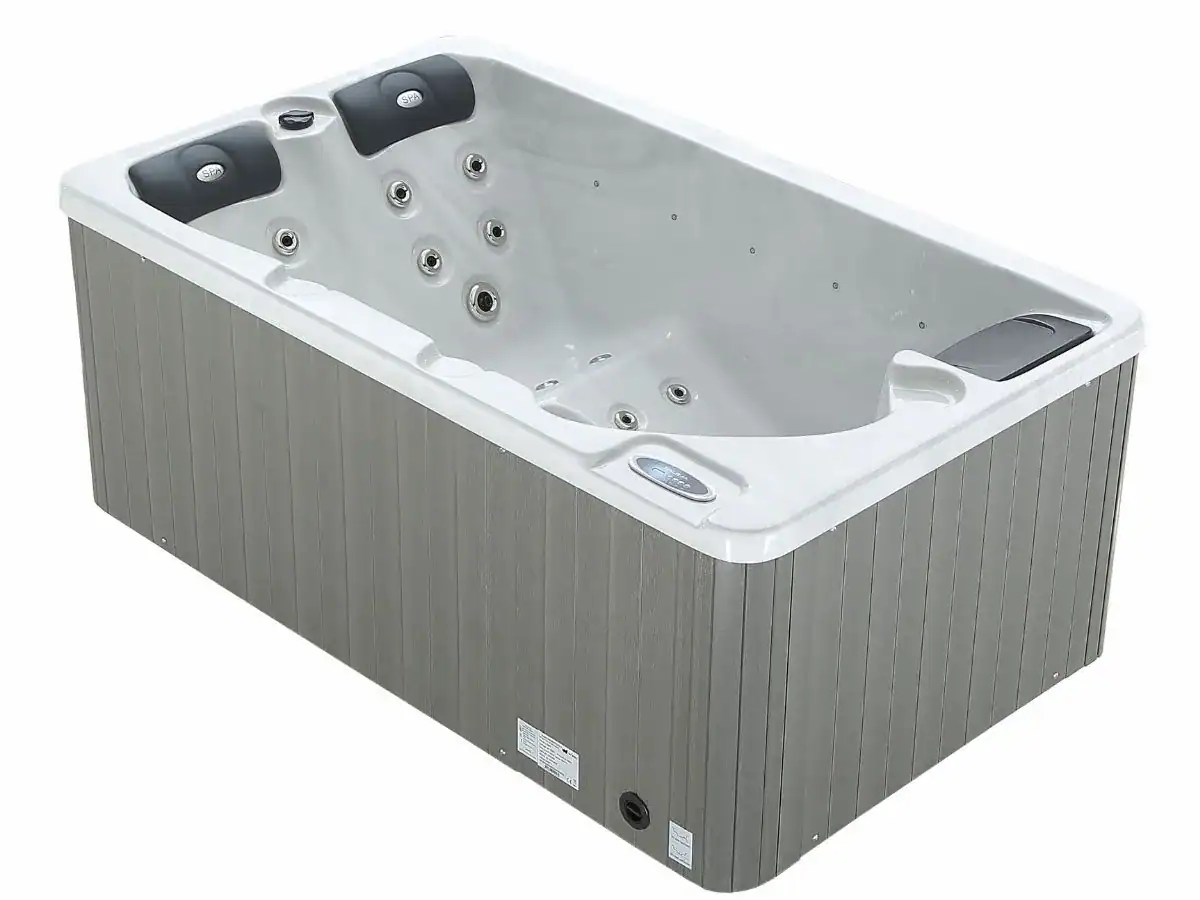 Luxuriöser 3-Personen-Hot-Tub mit Massagedüsen und Holzaußenverkleidung.