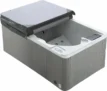 Kompakter 3-Personen-Hot-Tub mit Abdeckung zum Entspannen zu Hause.