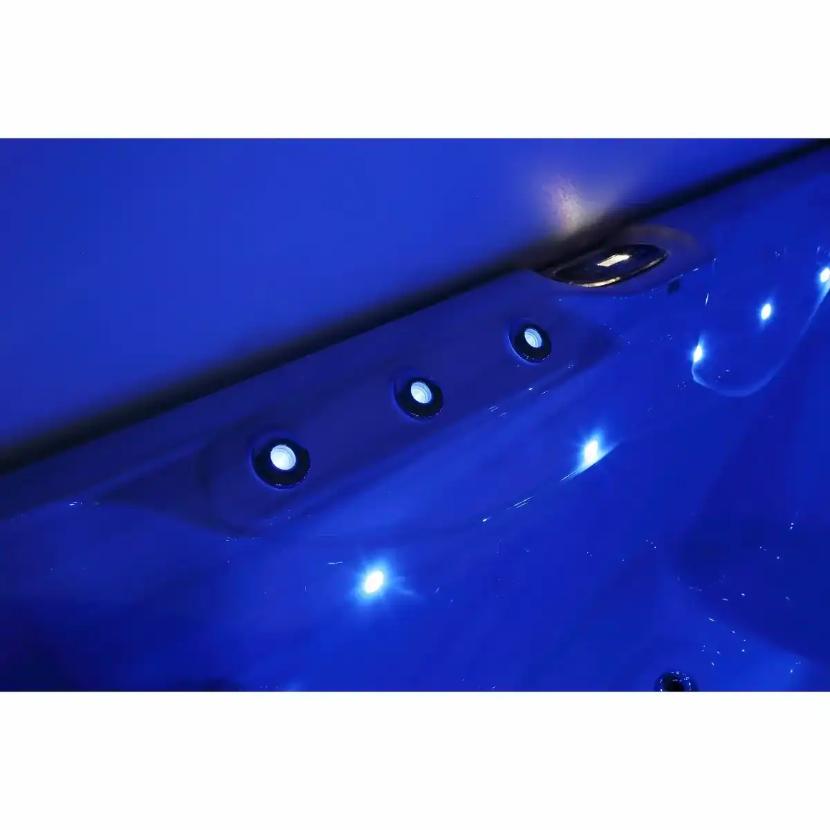 Blaue LED-Beleuchtung in einem Pool für stimmungsvolle Beleuchtung.