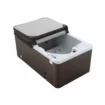 Kompakter 3-Personen-Hot Tub mit Holzoptik und Abdeckung.