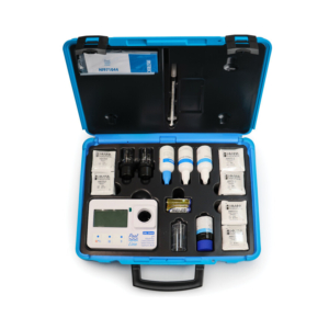 Testset für Poolwasser, inklusive Messinstrumenten und Chemikalien zur Wasserkontrolle.
