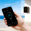 Mit Smartphone bediente Hand für Aquark Mr. Pure 22 Salzelektrolyse für Poolwasser.