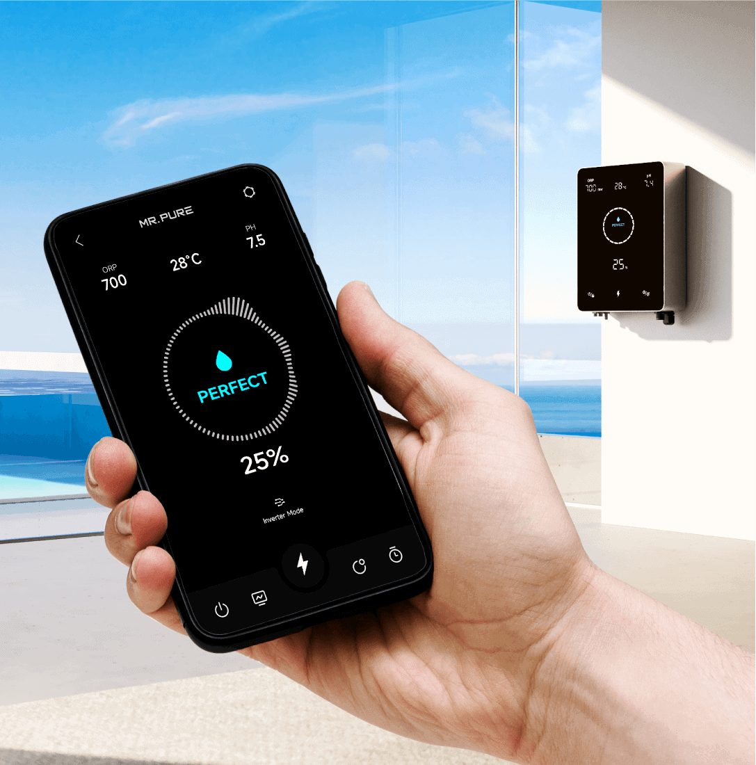 Mit Smartphone bediente Hand für Aquark Mr. Pure 22 Salzelektrolyse für Poolwasser.