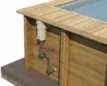 Kompakter Stadtpool mit Holzverkleidung und Sandfilterpumpe.