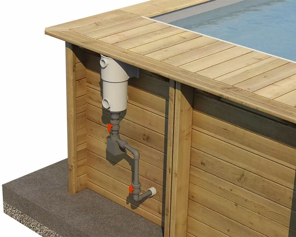 Kompakter Stadtpool mit Holzverkleidung und Sandfilterpumpe.
