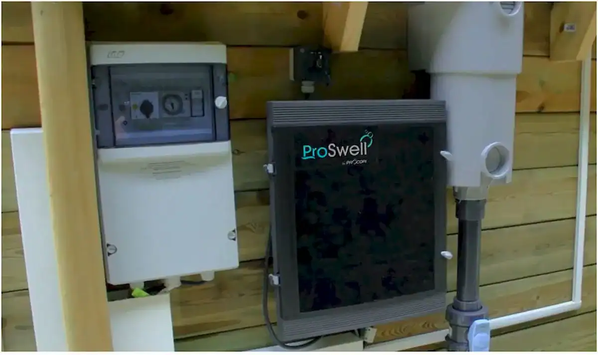 BWT Compact Stadtpool mit Sandfilterpumpe und Verkleidung für sauberes Wasser.