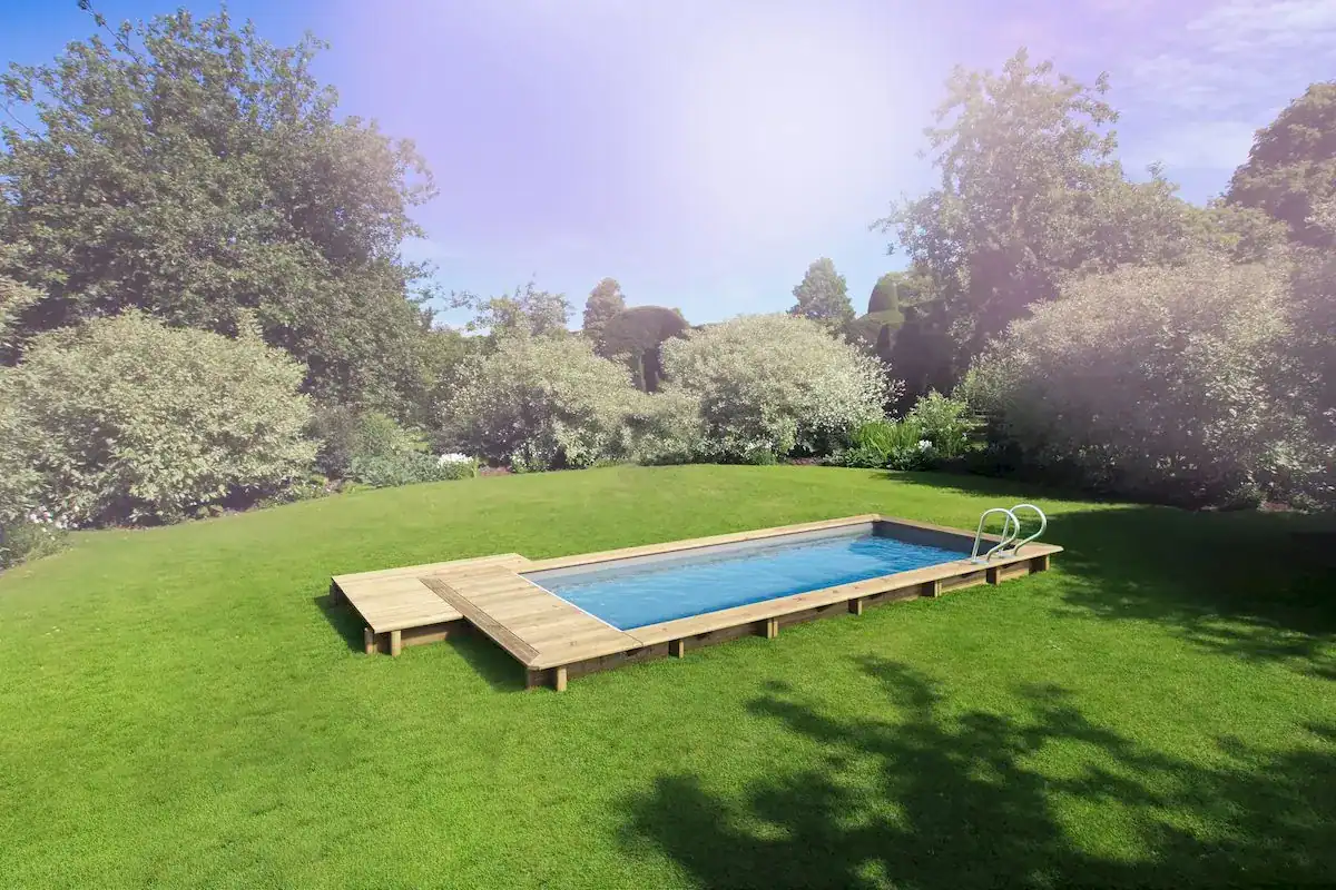 Kompakter Stadtpool mit Holzverkleidung und Sandfilterpumpe.