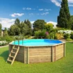 Pool aus Holz Tropic Octo 414, Höhe 1,20 Meter, in einem Garten mit Grün und Blumen.