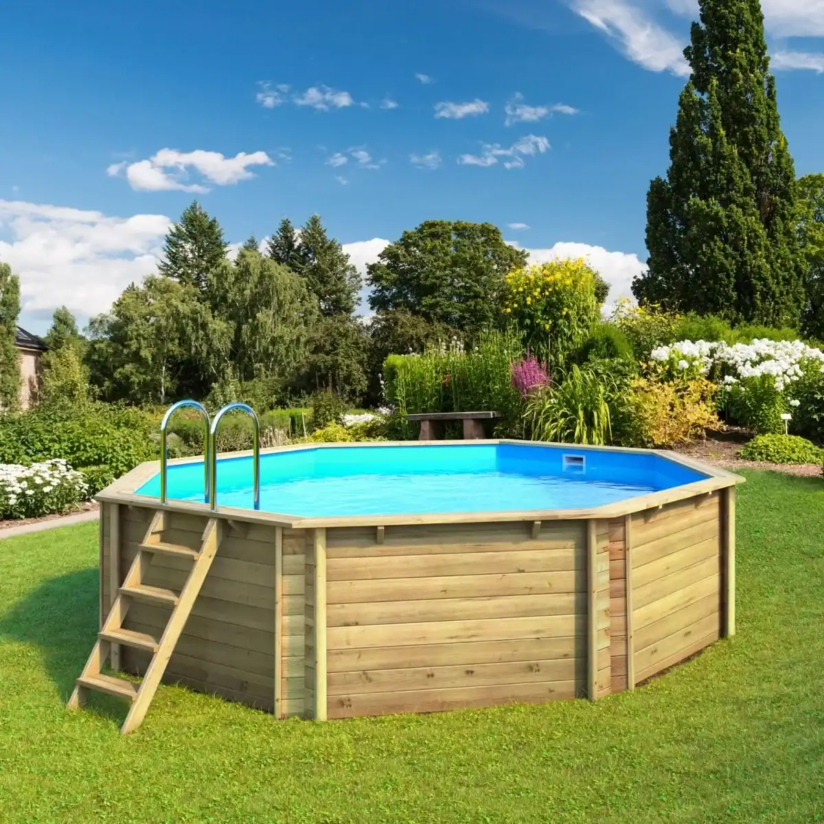 Pool aus Holz Tropic Octo 414, Höhe 1,20 Meter, in einem Garten mit Grün und Blumen.