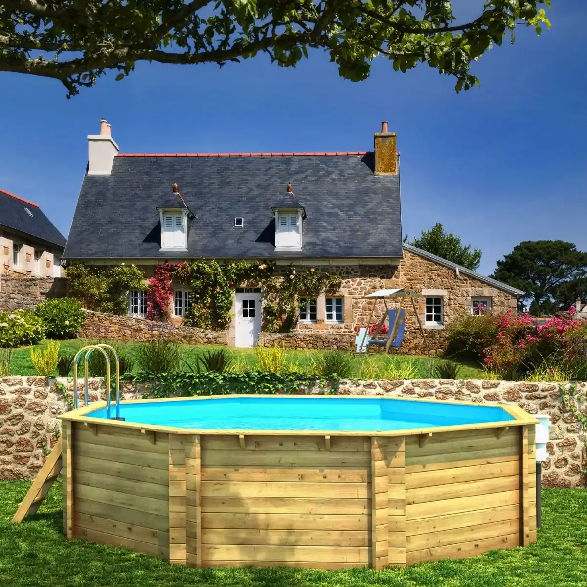 Pool aus Holz Tropic Octo 414 mit einer Höhe von 1,20 Meter im Garten.