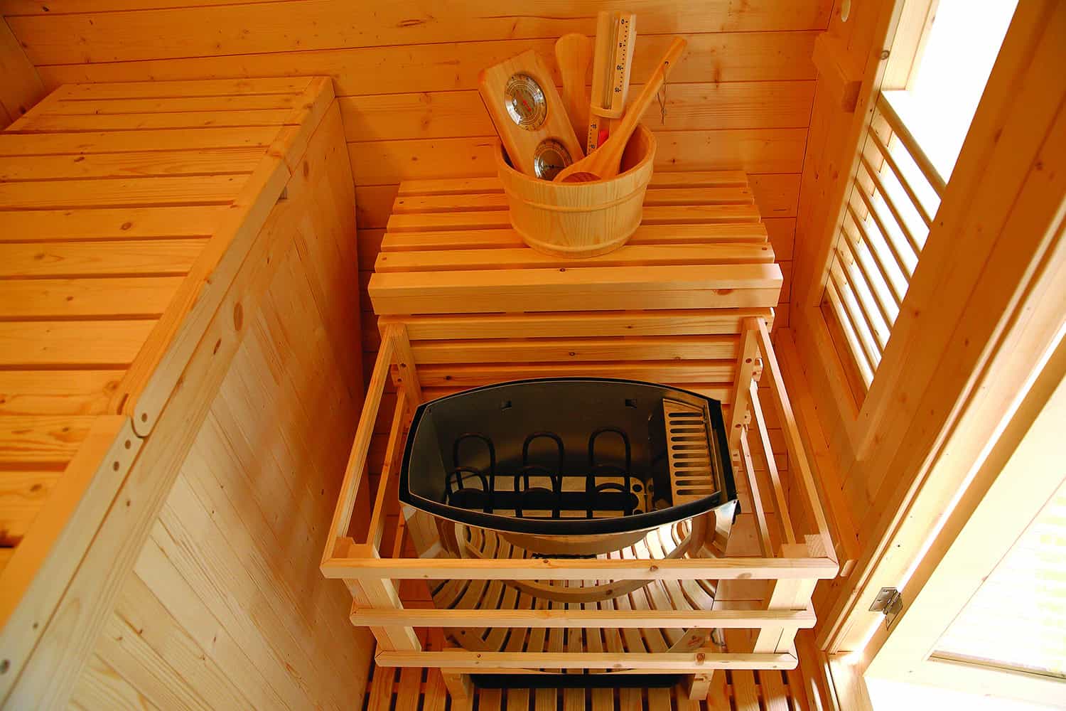 Luxuriöse kompakte Außensauna von Holl's Sauna Gaïa Bella mit Zubehör, ideal zur Entspannung im.