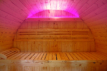 Luxuriöse Außensauna mit LED-Beleuchtung und Holzinterieur.