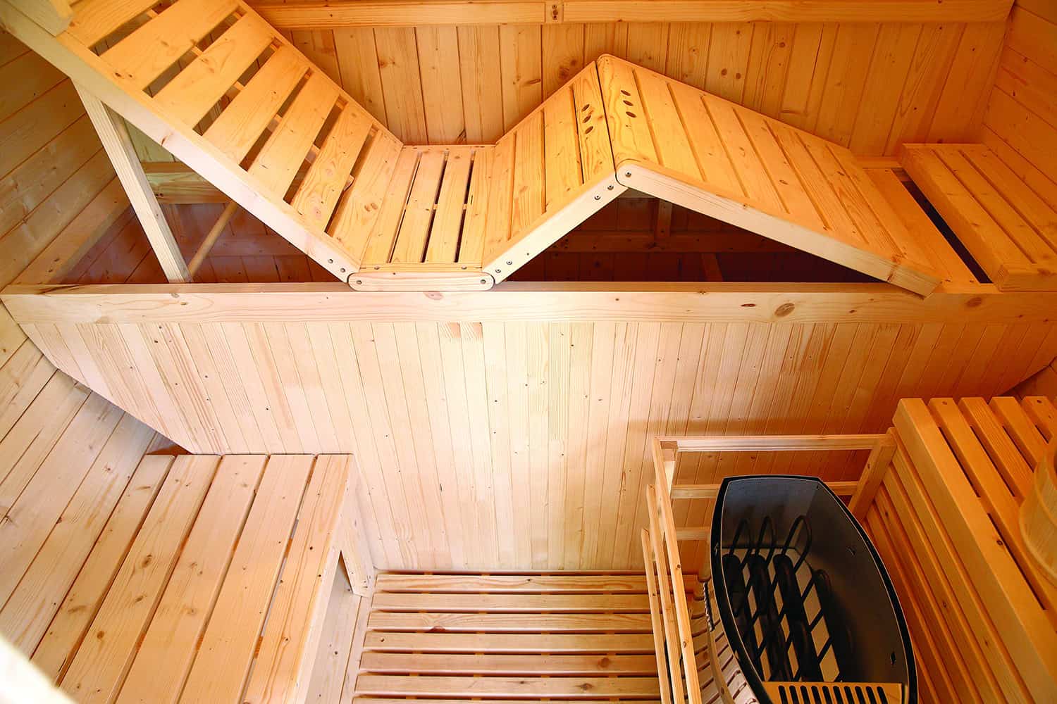 Luxuriöse kompakte Außensauna aus Holz mit Zubehör, perfekt zur Entspannung.
