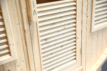 Luxuriöse kompakte Außensauna von Holl's Sauna Gaïa Bella mit Holzlamellen und Zubehör. Perfekt f.