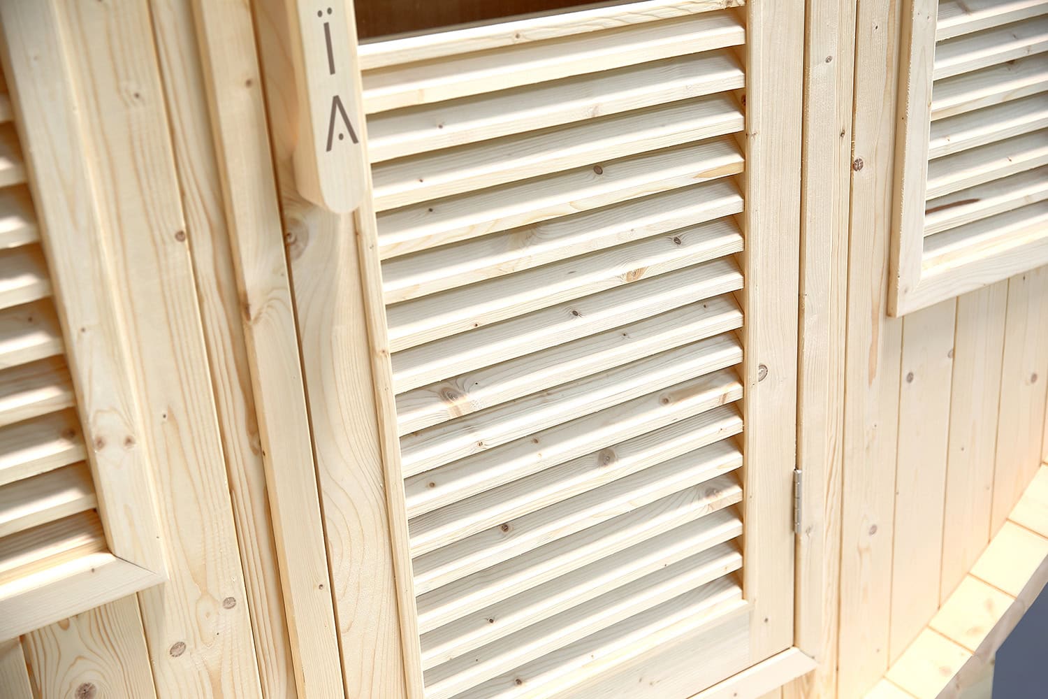 Luxuriöse kompakte Außensauna von Holl's Sauna Gaïa Bella mit Holzlamellen und Zubehör. Perfekt f.