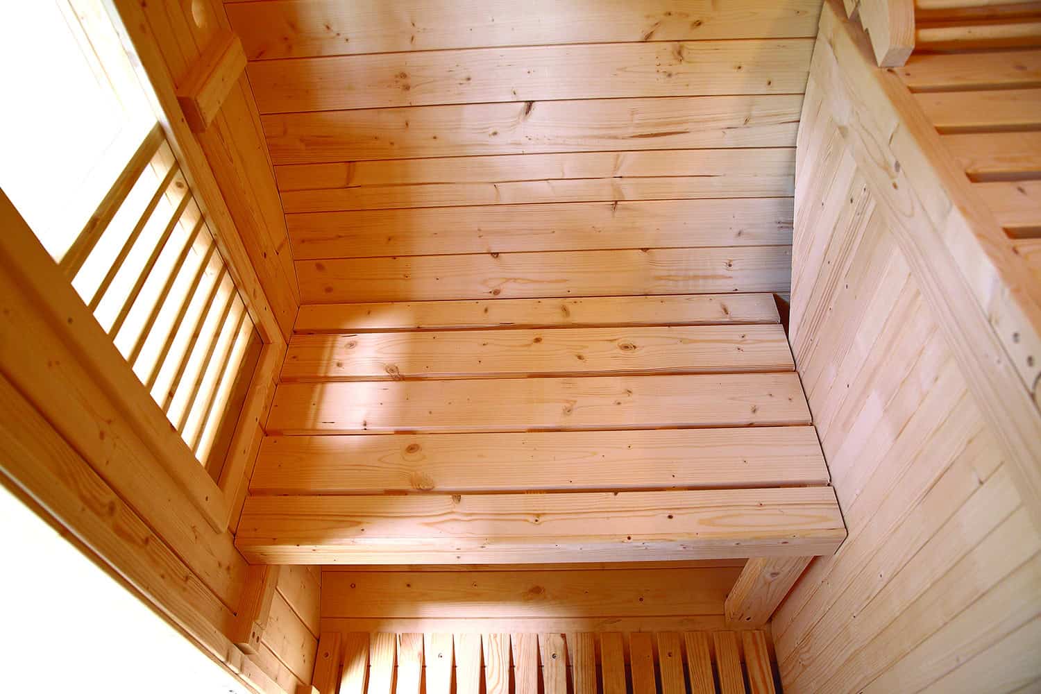 Innenansicht der hölzernen Außensauna Holl's Sauna Gaïa Bella mit natürlicher Ausführung.