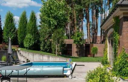 Pool mit Abdeckung im Garten, um das Wasser sauber und sicher zu halten.