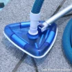 Bodensauger für Pool mit dreieckigem Design in Blau-Weiß, geeignet zur Reinigung des Bode.