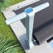 Motorisiertes Aufrollsystem für Poolabdeckung auf der Terrasse.