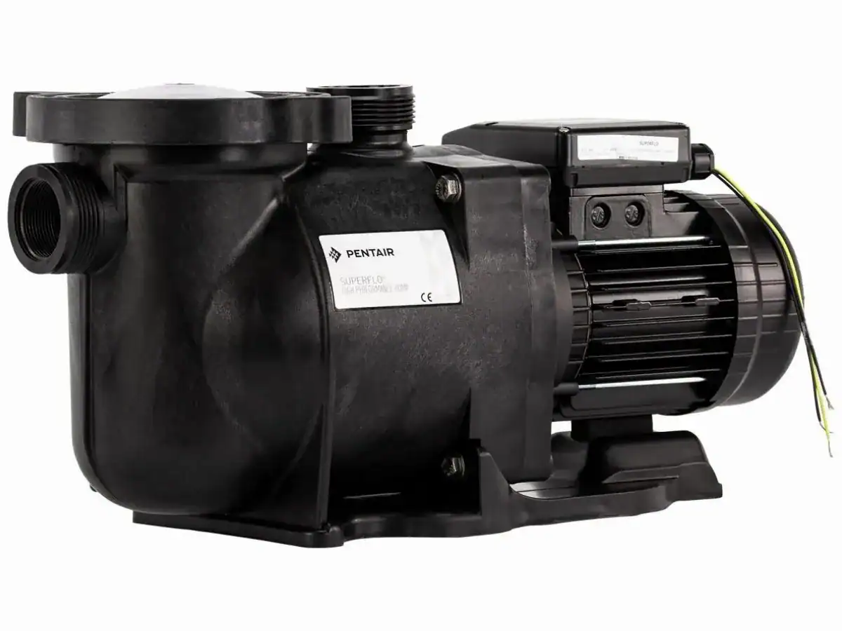 Pentair Superflo Poolpumpe für 15m³ Wasser, energiesparend und zuverlässig.