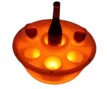 Schwimmende Spa-Bar mit LED-Beleuchtung und Weinflasche, perfekt zum Entspannen im Pool.