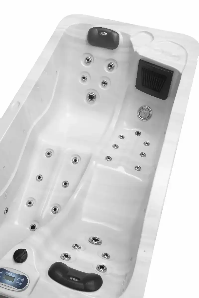 Luxuriöse 2-Personen-Spa mit Massagejets und LED-Beleuchtung.