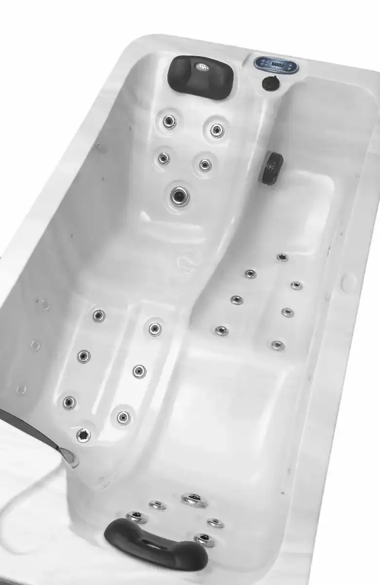 Luxuriöses 2-Personen-Spa-Bad mit Massagejets und Kopfstützen.