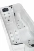 Luxuriöses 2-Personen-Spa-Bad mit Massagejets und Kopfkissen.