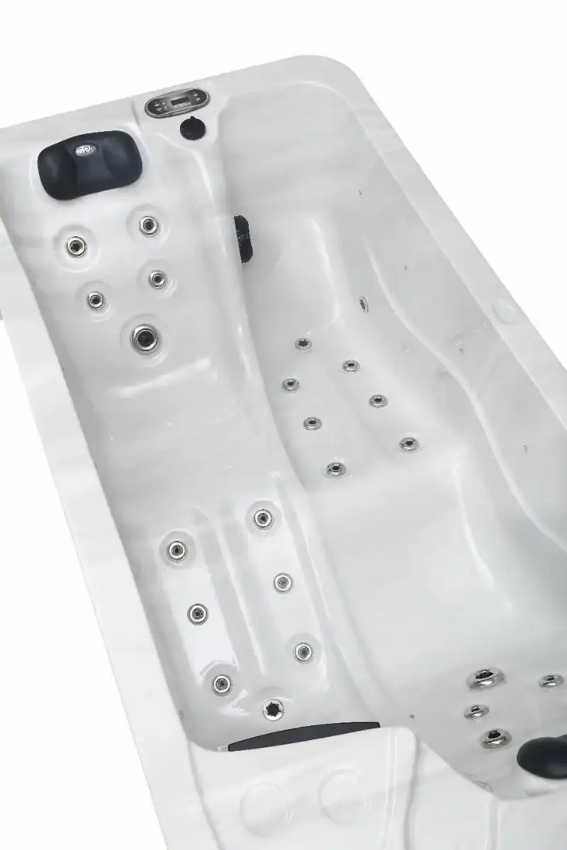 Luxuriöses 2-Personen-Spa-Bad mit Massagejets und Kopfkissen.