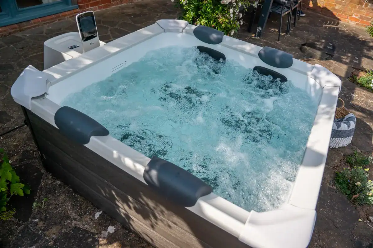 MSpa Oslo Frame-Spa für 6 Personen, ideal zur Entspannung und für Spaß im Garten.