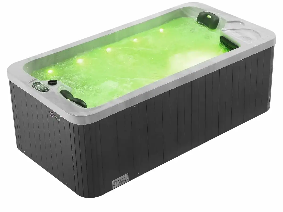 Gemütlicher Zwei-Personen-Hot-Tub mit LED-Beleuchtung und Whirlpool-Funktionen.
