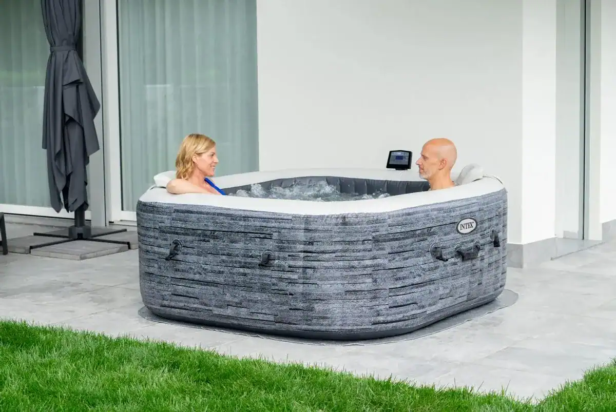 Hot Tub für den Heimgebrauch für zwei Personen, ideal zum Entspannen und für Wellness.