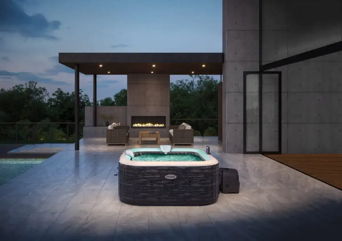Luxuriöser Außenwhirlpool auf einer modernen Terrasse mit Blick auf den Garten, perfekt zum Entspannen und Genießen.