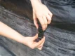 Hand, die eine Poolabdeckung mit einem Klickverschluss befestigt.