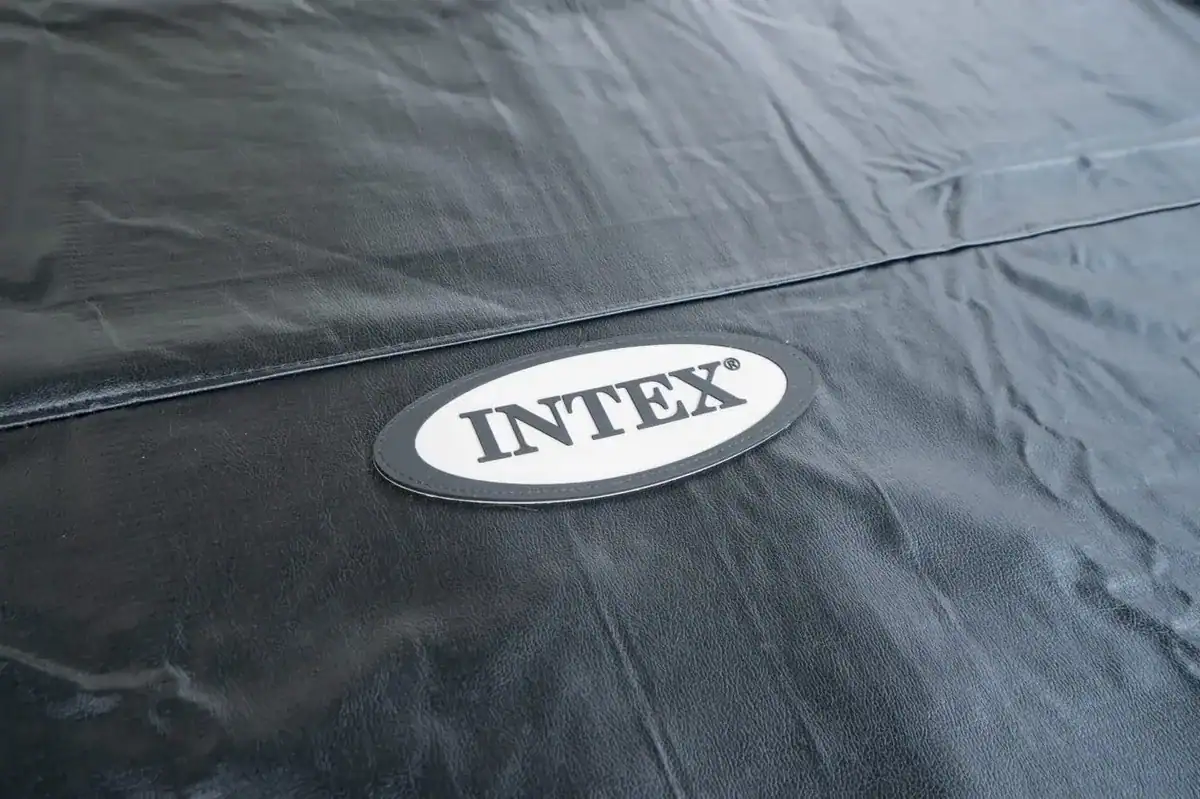 Intex-Logo auf Poolfolie, geeignet für Poolzubehör und Poolpflege.