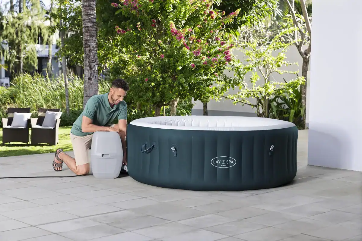 Aufblasbarer Hot Tub für Entspannung und Wellness in Ihrem Garten.