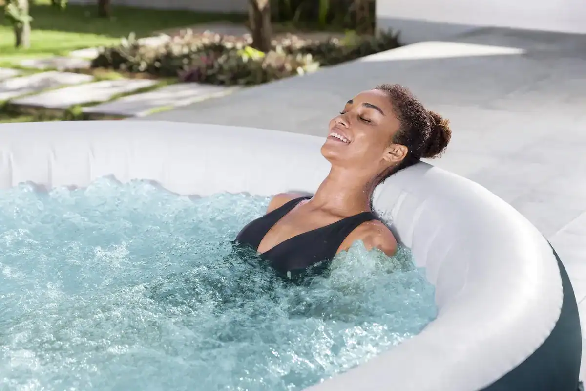 Frau entspannt in einem luxuriösen Außenpool mit Whirlpool für Wellness und Entspannung.