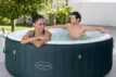 Geselliges Paar genießt ein Gartenbad in einem aufblasbaren Pool.