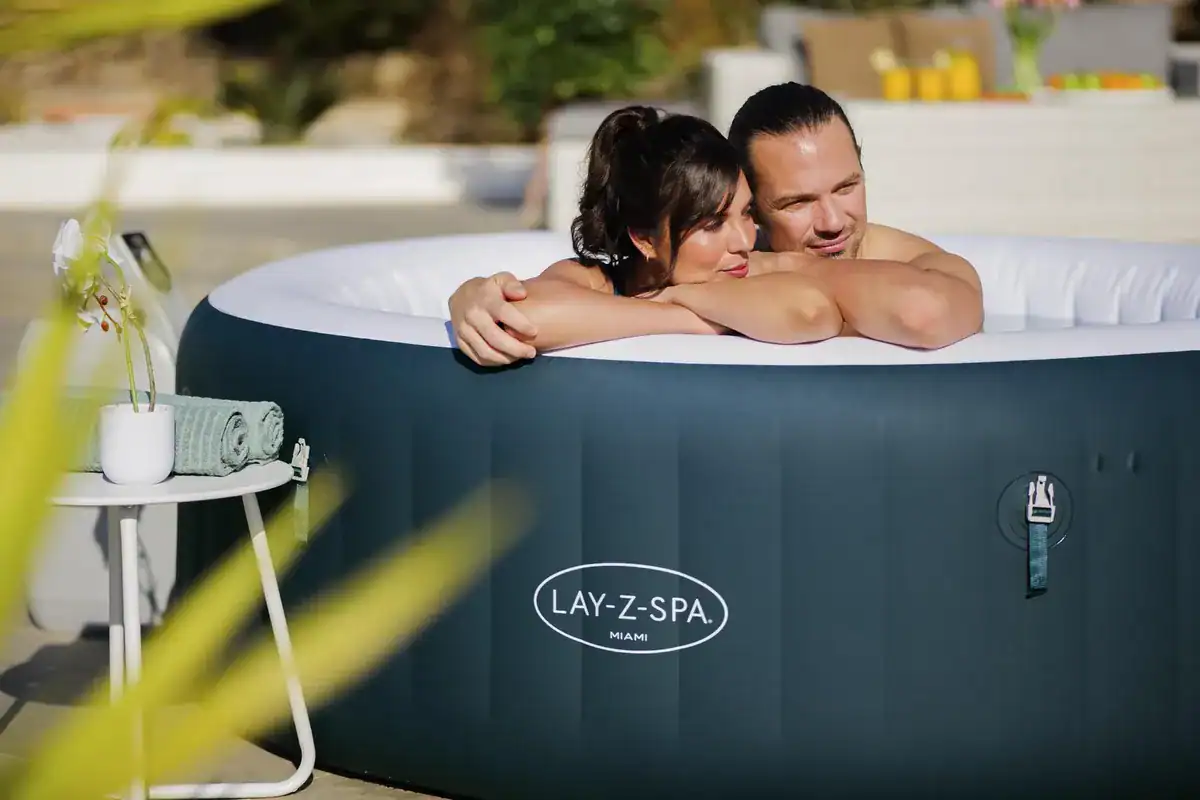 Luxuriöser aufblasbarer Pool für Entspannung und Spaß in Ihrem Garten. Perfekt für sommerliche Tage und die Familie.
