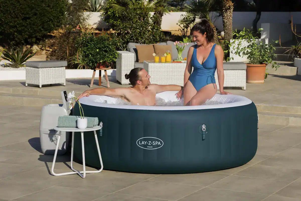 Geselliges Baden in einem aufblasbaren Whirlpool auf der Terrasse.